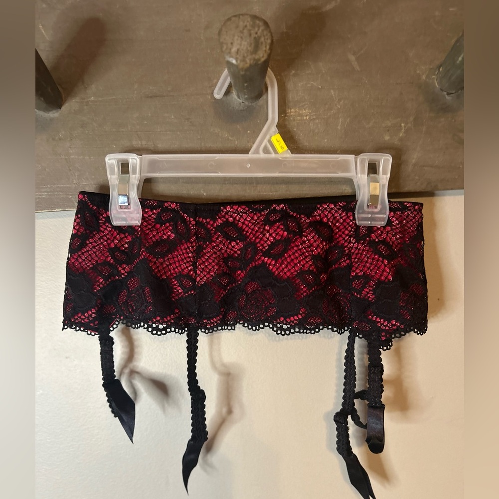 NWOT La Vie En Rose Red and Black M Lace Garter Belt